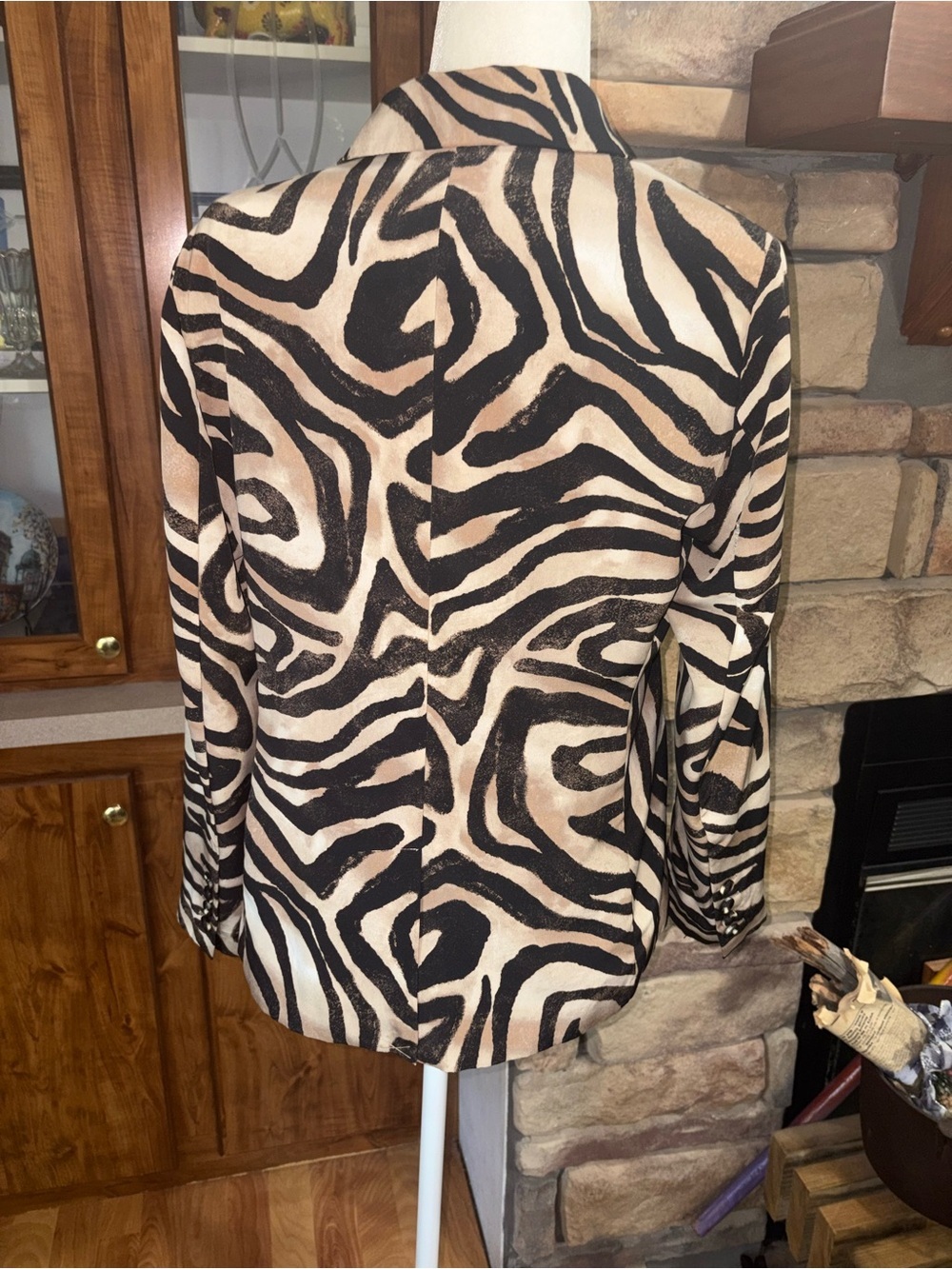 Chicos size 1 size medium black tan & gold zebra pattern jacket fully lined - Picture 6 of 9